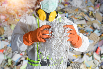 Obraz premium hand showing heap of shredded paper. Concept of recycle and office work of confidential.recycling of waste paper