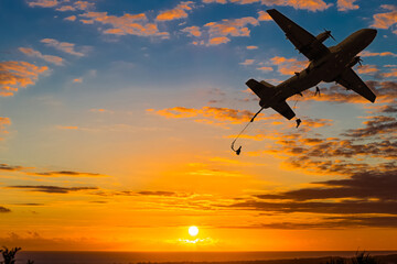 Largage de parachutistes au coucher du soleil 
