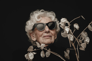 Coole ältere Dame mit Sonnenbrille