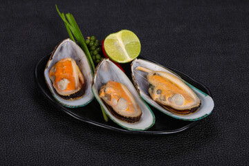 Half mussels with lime and pepper