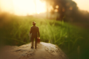Surreales Bild eines mysteriösen Mannes, der während des Sonnenuntergangs allein geht
