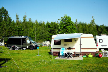 Schöner Campingplatz in der Natur mit Wohnwagen und Wohnmobile und blauem Himmel