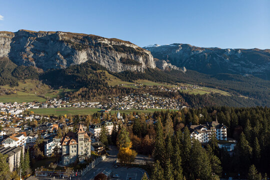 Flims Dorf mit Flimserstein Herbst