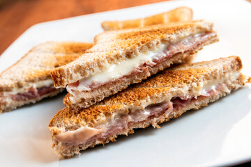 Deliziosi toast al prosciutto e formaggio