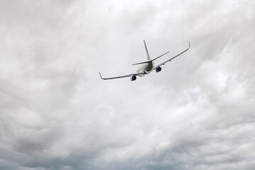 滑空する旅客機