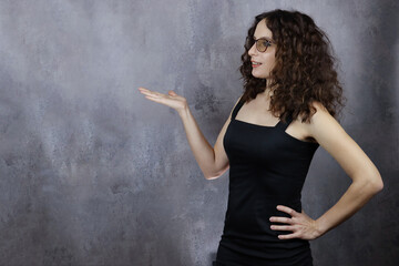 Obraz premium Beautiful attractive girl with glasses on a gray background