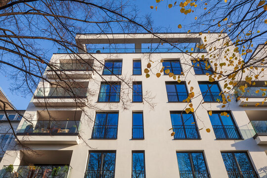 Wohnhaus, Mehrfamilienhaus im Herbst, Bremen