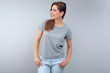 Smiling woman dressed casual looking away.
