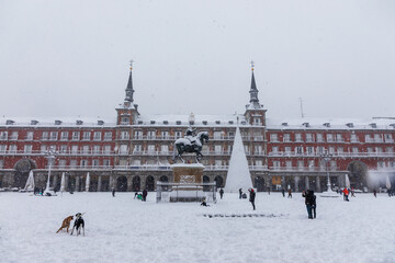 Obraz premium MADRID, SPAIN - JANUARY 09, 2021 - people enjoying the streets of snow, in the city of Madrid, covered by the storm philomena, january 05, 2021 in Madrid