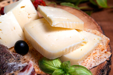 Fette di pecorino, tipico formaggio italiano con latte di pecora