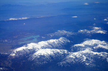 Vista aérea de montanhas com neve