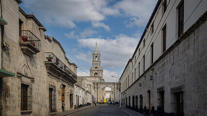 Fototapeta premium calle empedrada con paredes de piedra antiguo