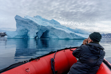 Iceberg Safari © Michal Czub