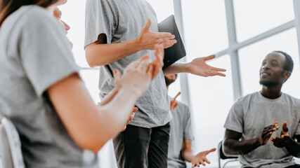 Obraz premium close up. business team sitting in a circle and applauding their speaker