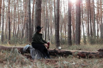 Obraz premium woman sitting on a tree