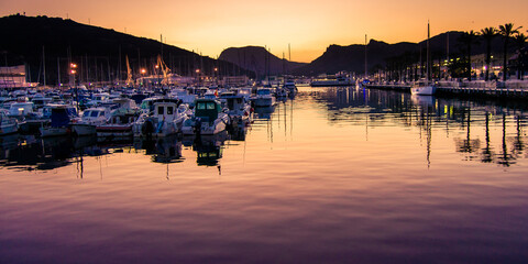 Barcas amarradas en el puerto de Cartagena al atardecer