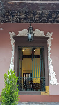 Perta de madera de una antigua casona
