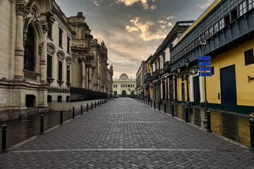 Calle empedrada de una ciudad
