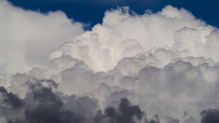 Ciel de traîne s'installant après le passage d'une dépression sur la France.  De nombreuses averses de grésil se succèdent