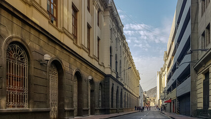 Calle de una ciudad con cielo azul