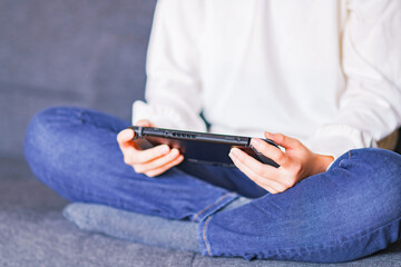 ゲーム　コントローラで遊ぶティーンエイジャー　【eスポーツ】
