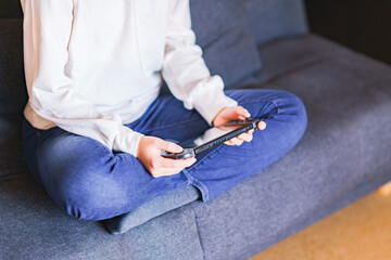 ゲーム　コントローラで遊ぶティーンエイジャー　【eスポーツ】
