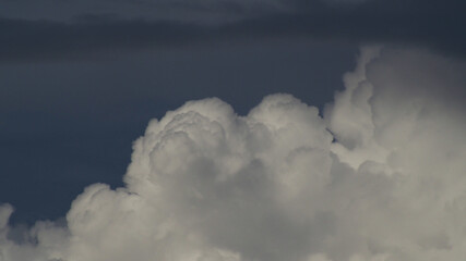 Développements anarchiques de petits cumulonimbus, dans un ciel de traîne