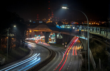 Fototapeta na wymiar Widok na oświetloną panoramę miasta nocą