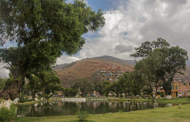 Laguna en un parque con arboles verdes
