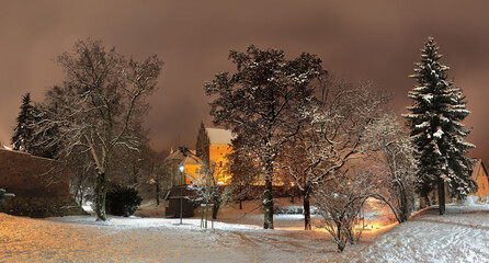 zimowa noc w Olsztynie na Warmii w północno-wschodniej Polsce