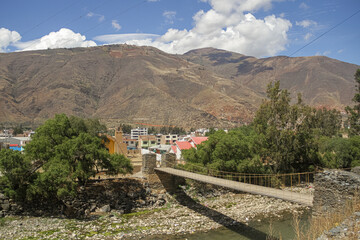 Puente colgante sobre un rio
