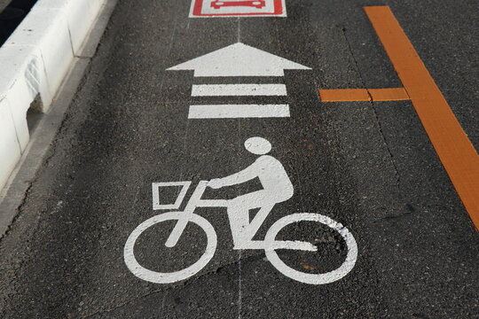 自転車専用通行帯」の写真素材 | 101件の無料イラスト画像 | Adobe Stock