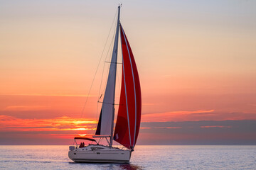 Segelboot bei Sonnenuntergang