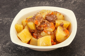 Roasted potato and beef with sauce