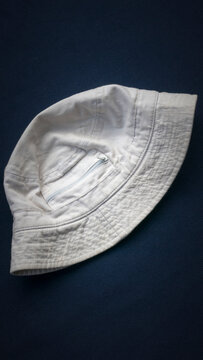 Sombrero de pescador blanco usado