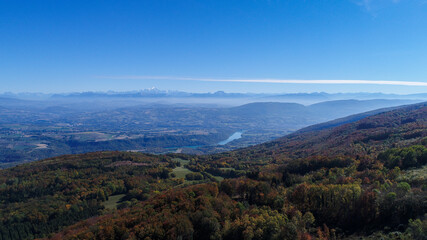 Photo aérienne du col de Richemont avec vu sur les Alpes avec le Mont blanc et le Rhône ainsi qu'une vallée.