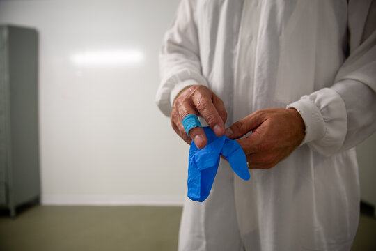 Pansement bleu obligatoire pour personnel d'usine bless&eacute; ou avec coupure. Bonne pratique dans le milieu professionnel.