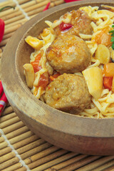 boulettes de viande aux légumes et nouilles