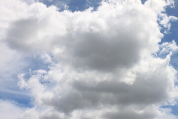Hermoso cielo con sol y nubes