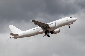 Fototapeta na wymiar Avión de transporte A320