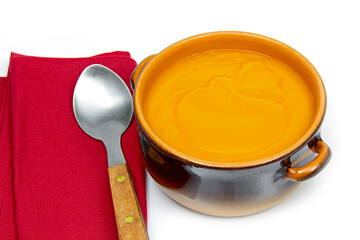 bol de soupe à la carotte isolé sur un fond blanc