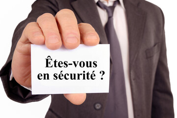 Homme tenant une carte sur laquelle est &eacute;crit &ecirc;tes-vous en s&eacute;curit&eacute;