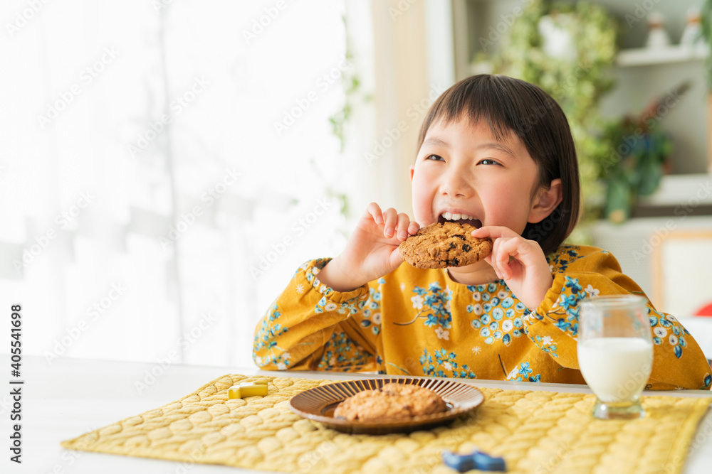 Canvas Prints おやつを食べる女の子