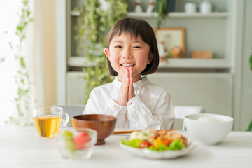 Obraz na płótnie Canvas 朝ごはんを食べる女の子