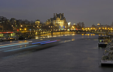 Fototapeta na wymiar Le musée du Louvre à Paris vue de nuit avec la Seine