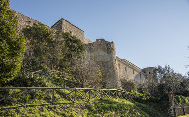 Fototapeta na wymiar Magliano in Toscana: una parte delle mura rinforzate dai senesi del XV secolo