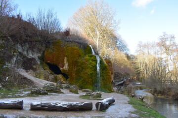 bunter Wasserfall Dreimühlen bei Nohn in der Eifel während des Winters