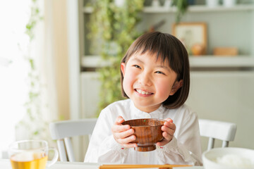 朝ごはんを食べる女の子 © One