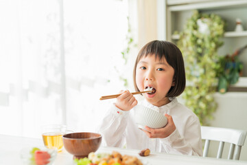 朝ごはんを食べる女の子