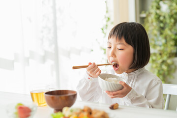 朝ごはんを食べる女の子